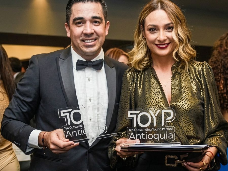 Andrés Aristizábal en la gala de Diez Jóvenes Sobresalientes de Antioquia
