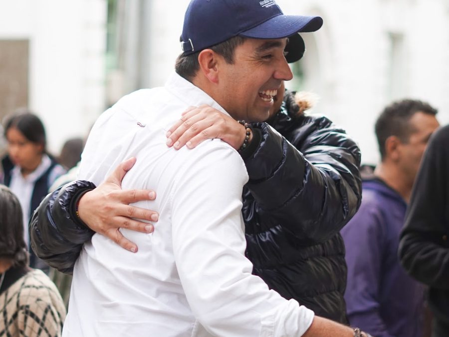 Andrés Aristizábal abraza a un ciudadano durante un recorrido