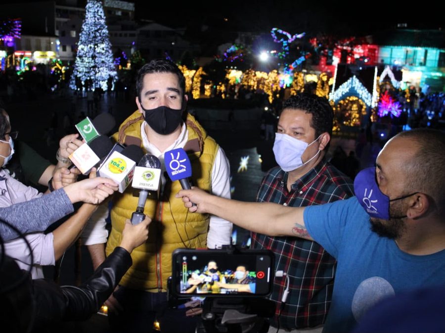 Andrés Aristizábal atiende a la prensa frente al alumbrado navideño de Rionegro
