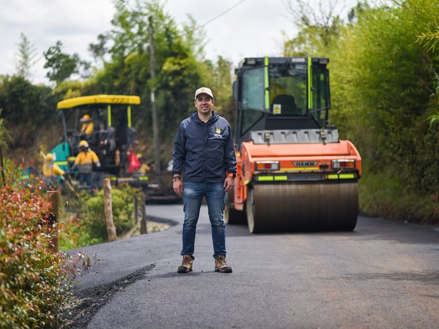 Andrés Aristizábal en una vía rural recién pavimentada