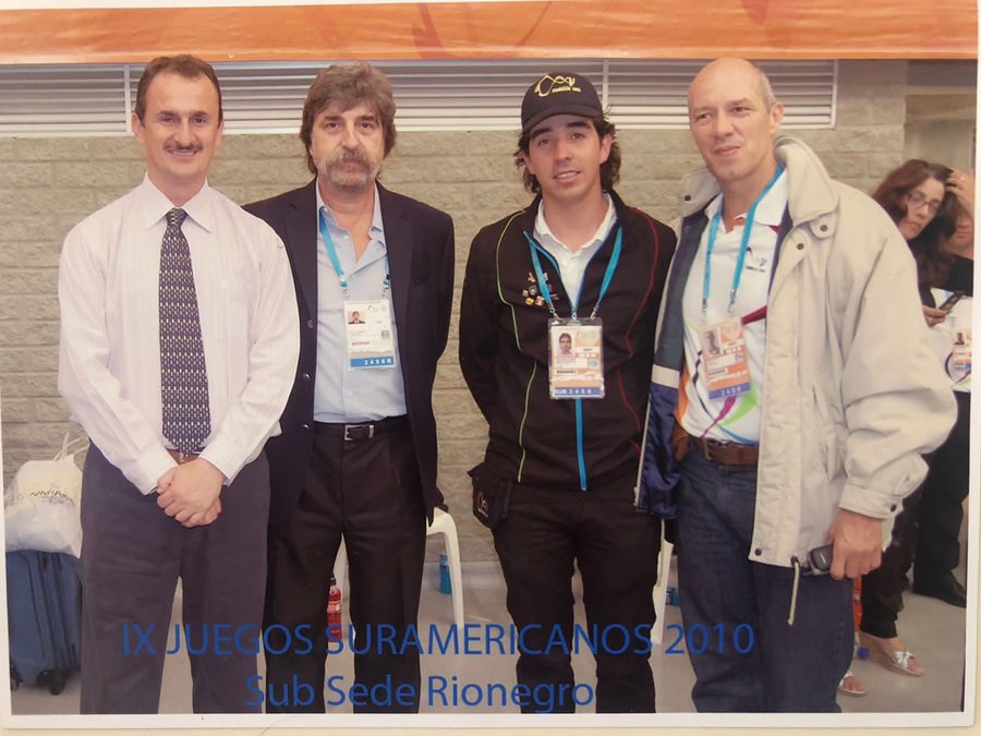 Andrés Aristizábal con el equipo de la subsede Rionegro de los Juegos Suramericanos 2010