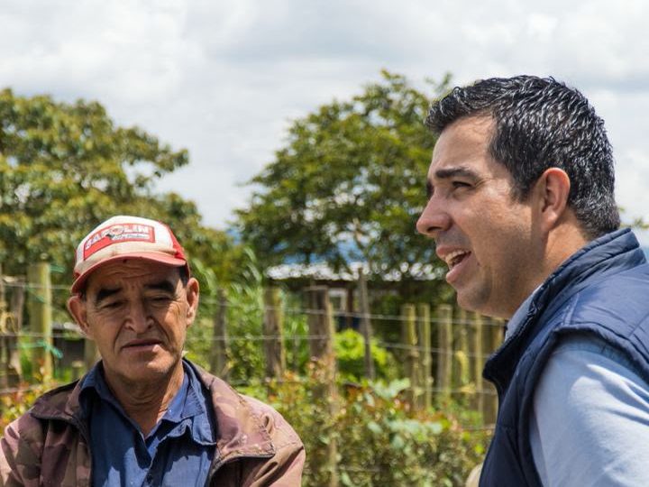 Andrés Aristizábal conversa con un campesino en una vereda